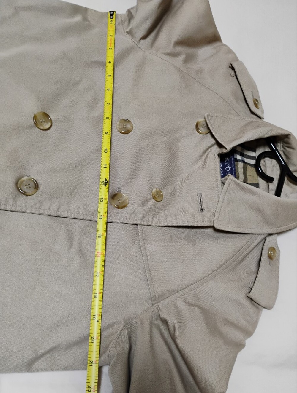Vintage Burberry Beige Trench Coat with Signature Plaid Lining - Picture 10 of 11